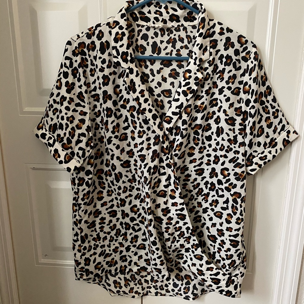 Collared leopard print blouse